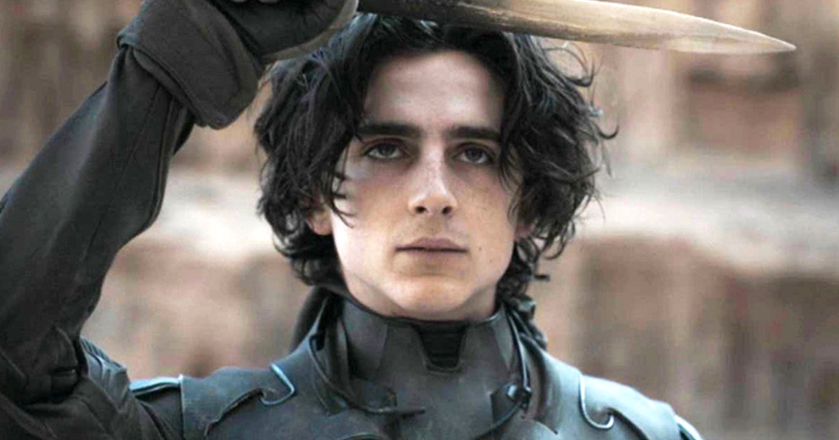 Paul Atreides står i öknen i filmen Dune (2021)
