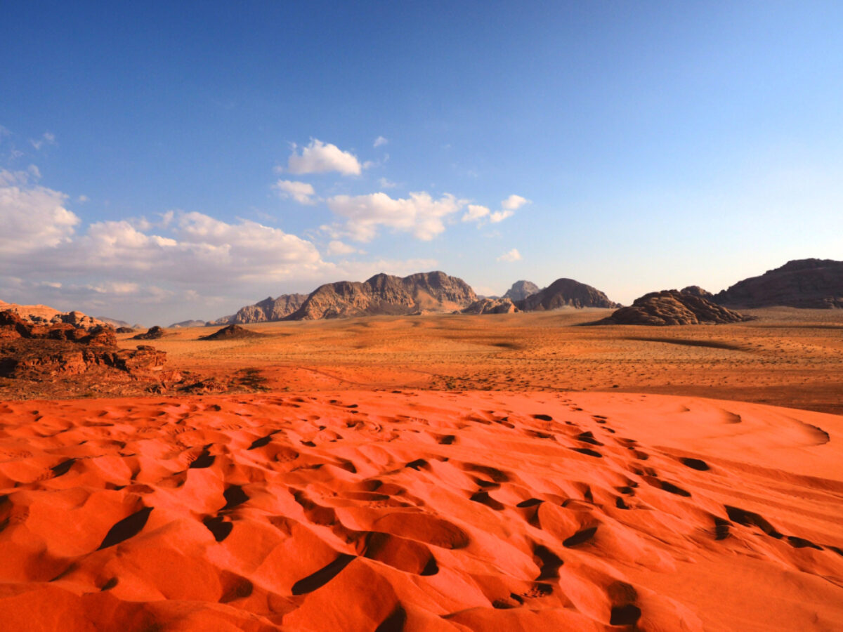 Vackra röda sanddyner i Wadi Rum, Jordanien