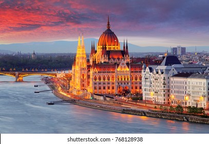 Parlamentet i Budapest vid solnedgång