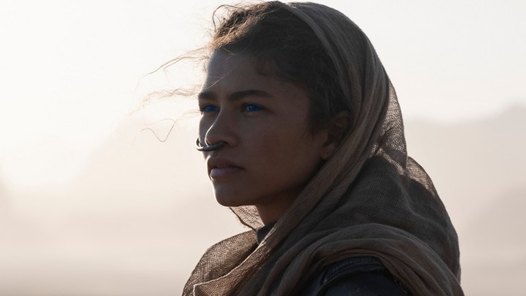 Zendaya som Chani i Dune med melankolisk blick mot öknen