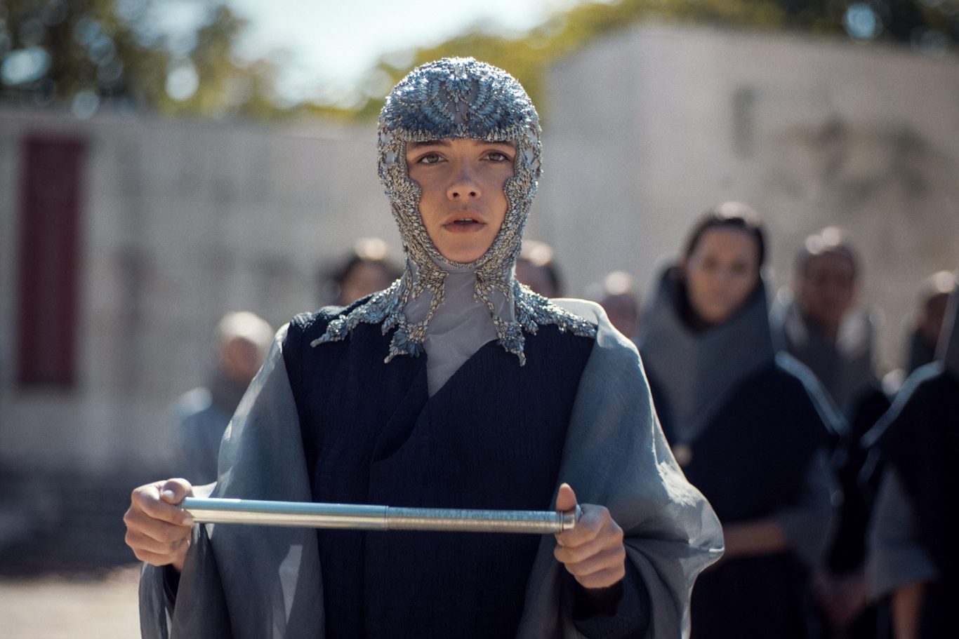 Florence Pugh som Princess Irulan med kunglig hållning