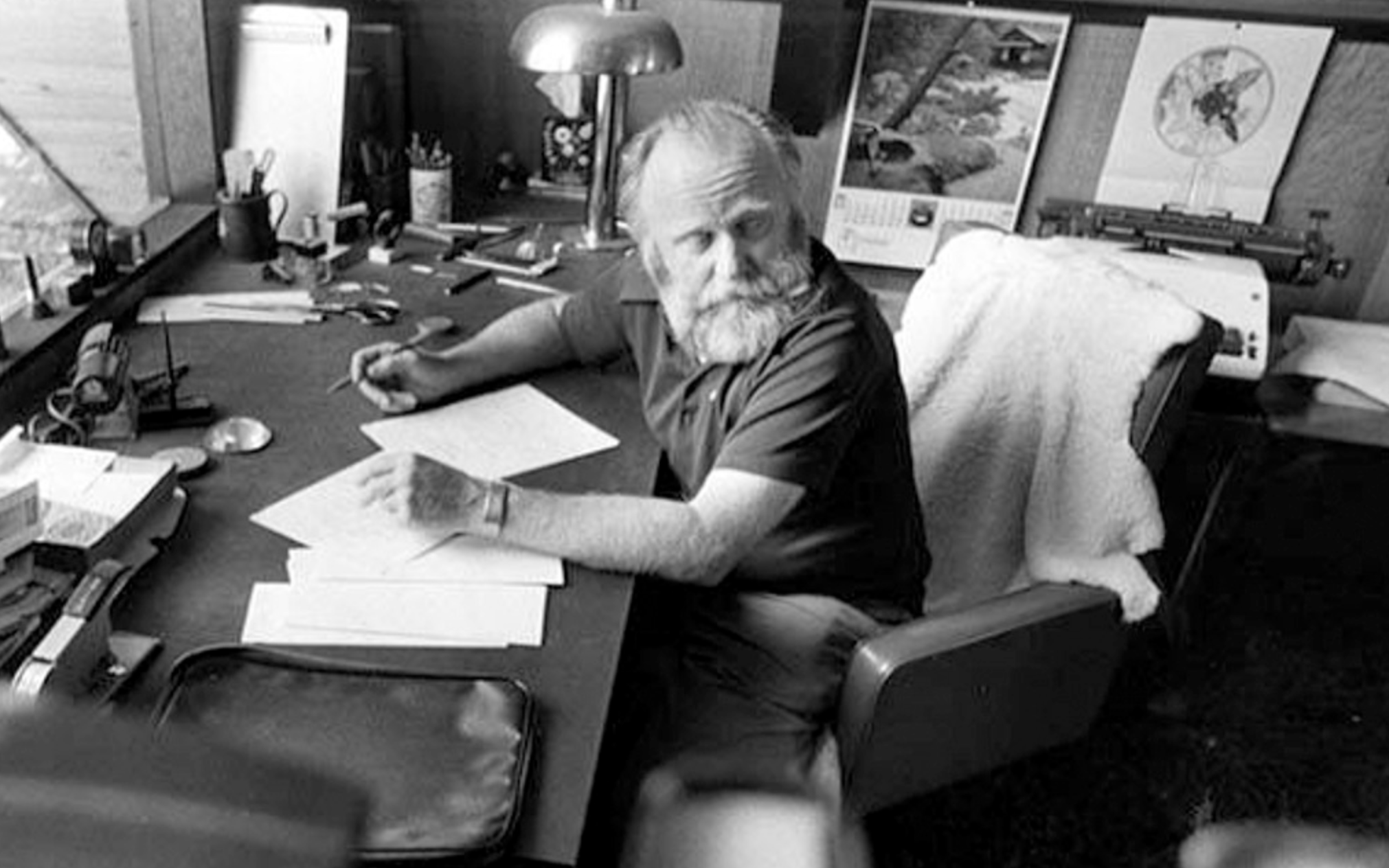 Frank Herbert skriver på en maskin 1969