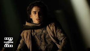 Scen från Dune: Part Two med Paul Atreides bland Fremen-krigarna
