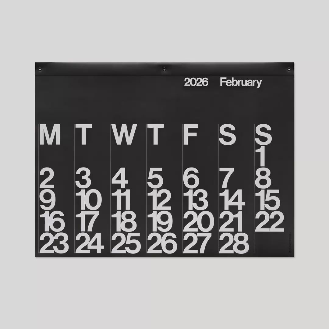 En kalender med datumet 18 december 2026 markerat i fet stil, omgiven av sand och Dune-estetik